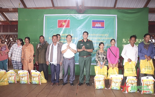 Bộ CHQS tỉnh Đắk Lắk: Khám bệnh, cấp thuốc cho nhân dân tỉnh Mondulkiri (Campuchia)